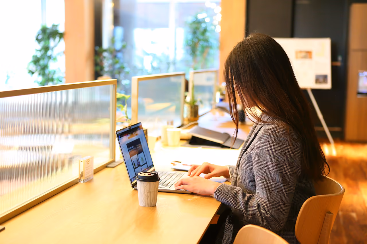 英語SEO記事の調査と制作を進めるIGNITEチーム
